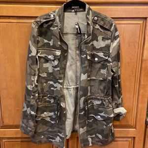 Express camo jacket. Can adjust the sides. Brand new.